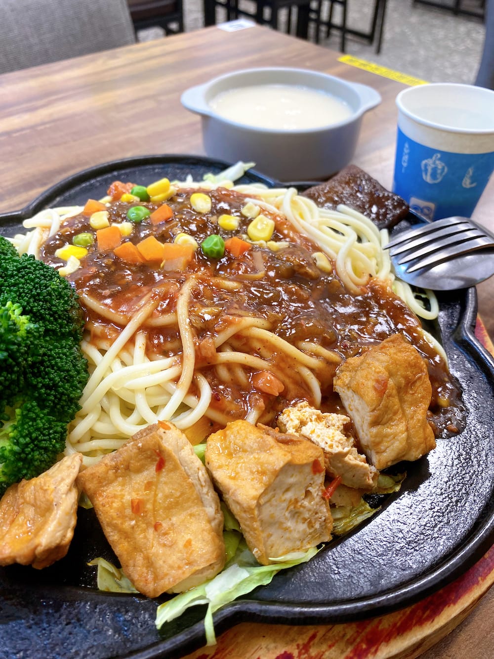 [新北] 慈真美素館｜百元鐵板麵份量足，拌勻吃更美味！泰山