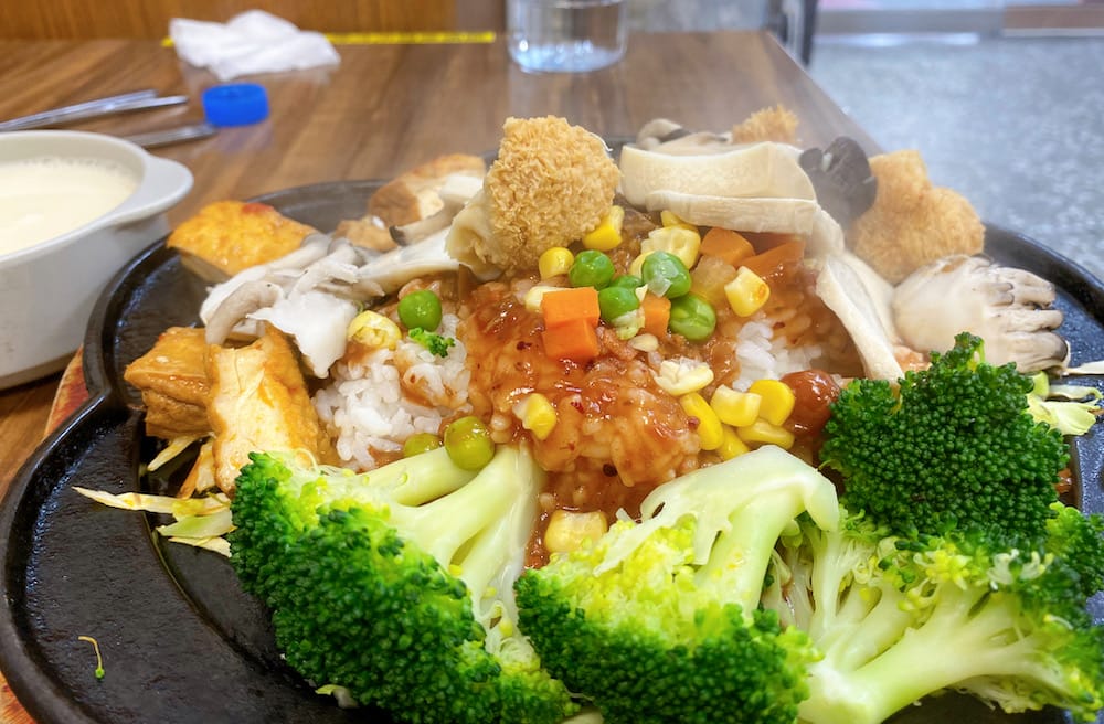 [新北] 慈真美素館｜百元鐵板麵份量足，拌勻吃更美味！泰山