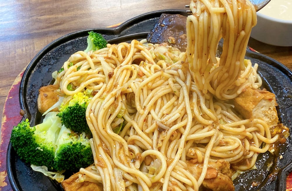 [新北] 慈真美素館｜百元鐵板麵份量足，拌勻吃更美味！泰山
