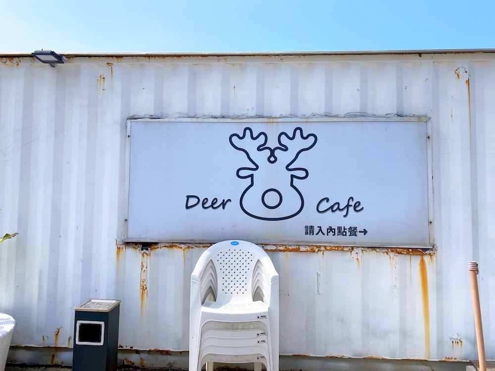 [新北] 鹿邊咖啡 Deer cafe｜離海最近的距離！白天的湛藍大海，入夜後的浪漫星空