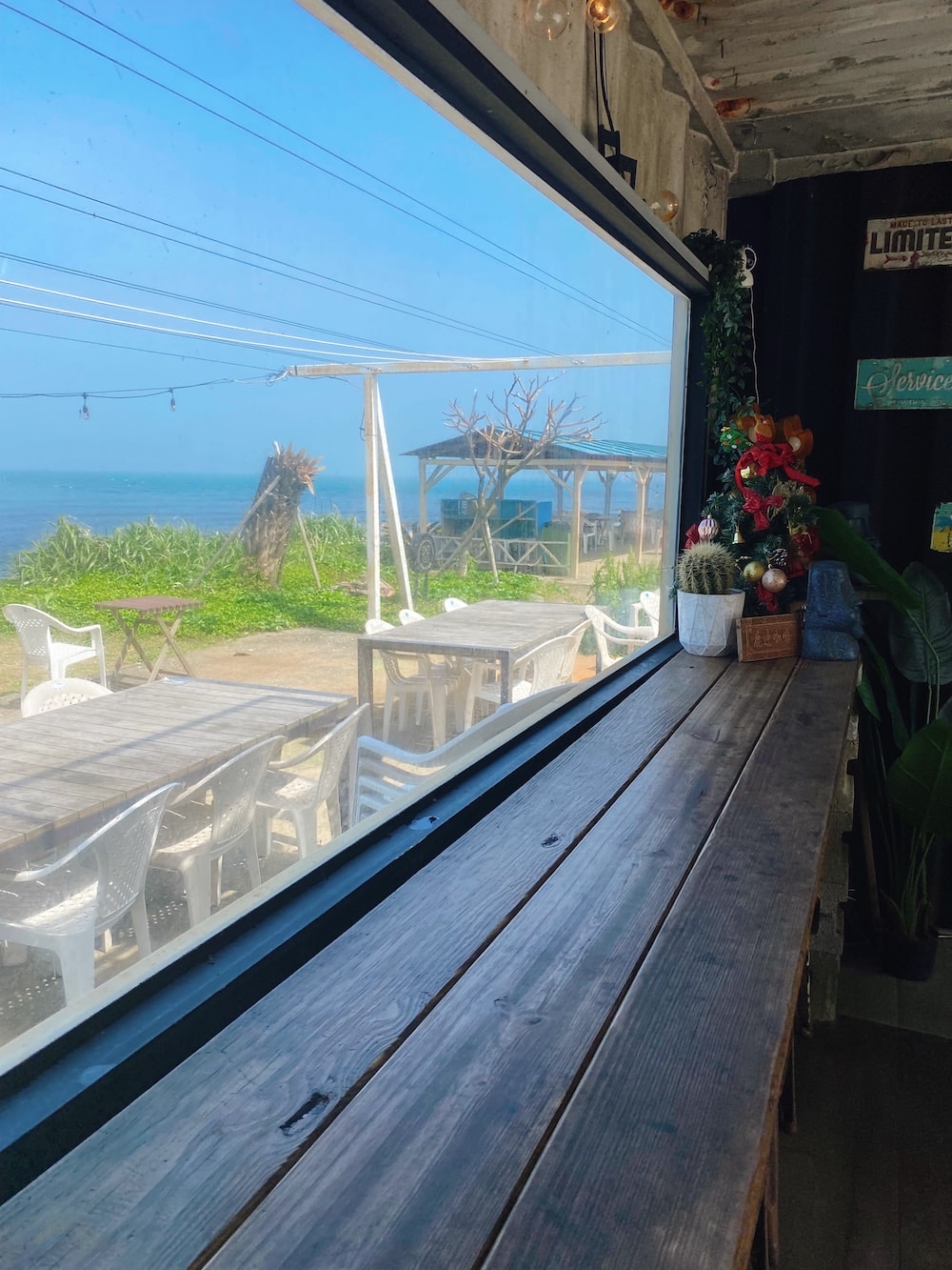 [新北] 鹿邊咖啡 Deer cafe｜離海最近的距離！白天的湛藍大海，入夜後的浪漫星空
