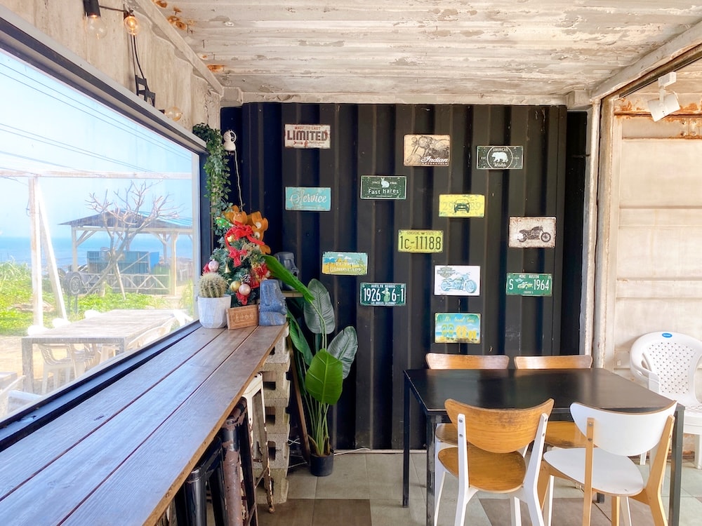 [新北] 鹿邊咖啡 Deer cafe｜離海最近的距離！白天的湛藍大海，入夜後的浪漫星空
