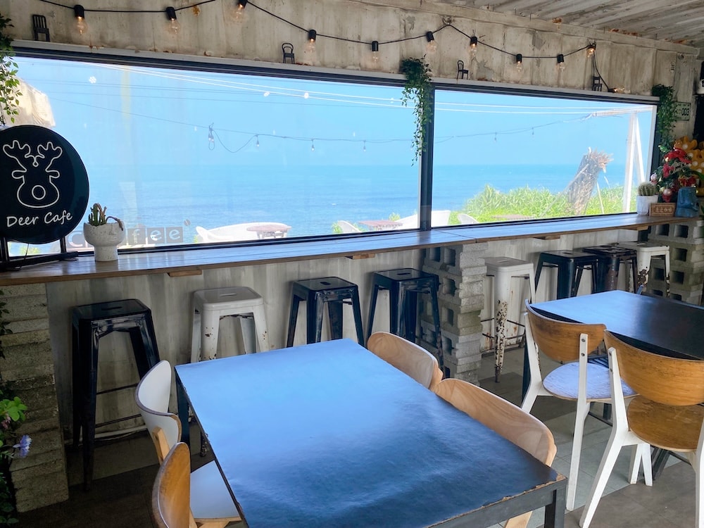 [新北] 鹿邊咖啡 Deer cafe｜離海最近的距離！白天的湛藍大海，入夜後的浪漫星空