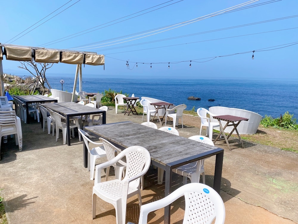 [新北] 鹿邊咖啡 Deer cafe｜離海最近的距離！白天的湛藍大海，入夜後的浪漫星空