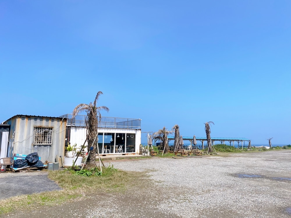 [新北] 鹿邊咖啡 Deer cafe｜離海最近的距離！白天的湛藍大海，入夜後的浪漫星空