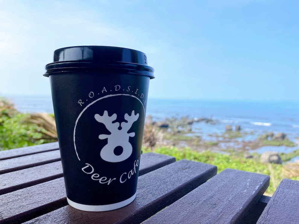 [新北] 鹿邊咖啡 Deer cafe｜離海最近的距離！白天的湛藍大海，入夜後的浪漫星空
