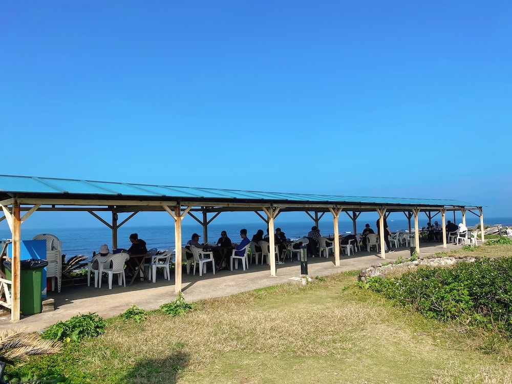 [新北] 鹿邊咖啡 Deer cafe｜離海最近的距離！白天的湛藍大海，入夜後的浪漫星空