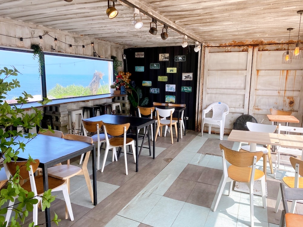 [新北] 鹿邊咖啡 Deer cafe｜離海最近的距離！白天的湛藍大海，入夜後的浪漫星空