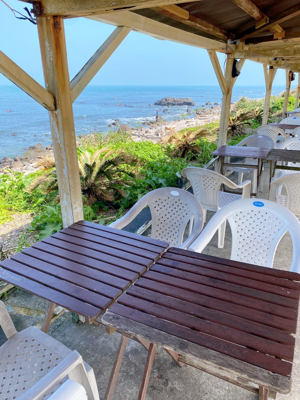 [新北] 鹿邊咖啡 Deer cafe｜離海最近的距離！白天的湛藍大海，入夜後的浪漫星空