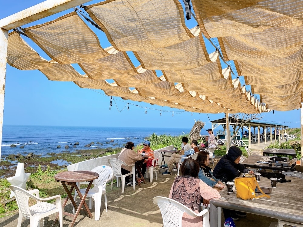 [新北] 鹿邊咖啡 Deer cafe｜離海最近的距離！白天的湛藍大海，入夜後的浪漫星空