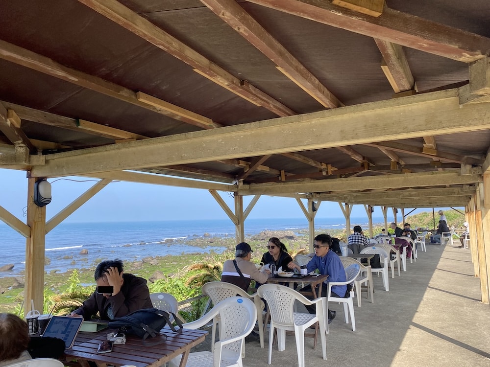 [新北] 鹿邊咖啡 Deer cafe｜離海最近的距離！白天的湛藍大海，入夜後的浪漫星空