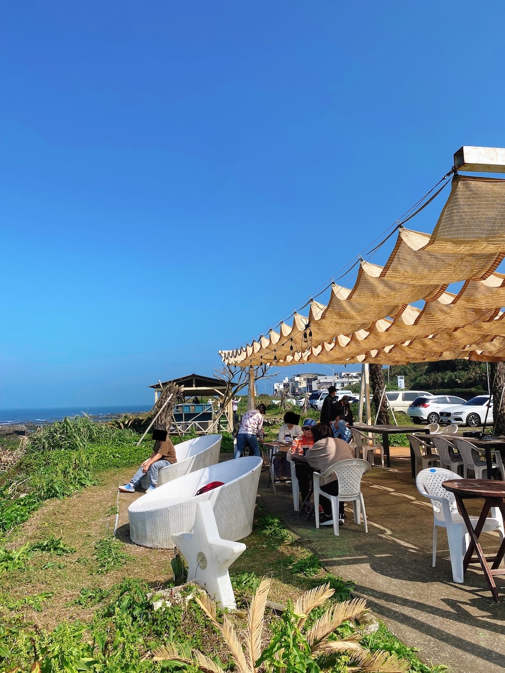 [新北] 鹿邊咖啡 Deer cafe｜離海最近的距離！白天的湛藍大海，入夜後的浪漫星空