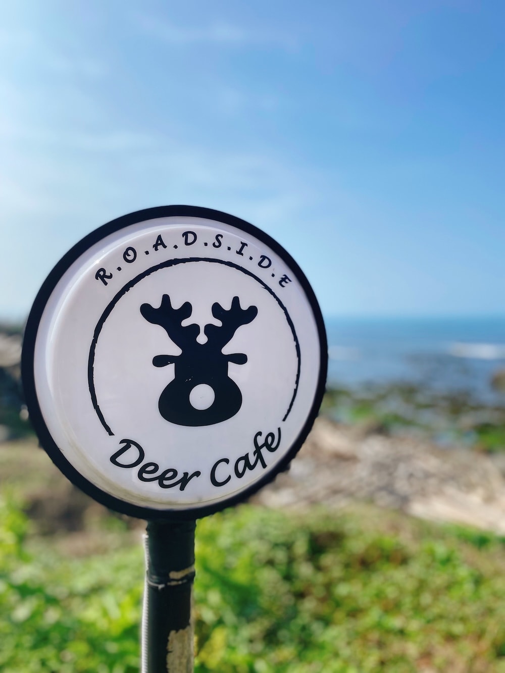 [新北] 鹿邊咖啡 Deer cafe｜離海最近的距離！白天的湛藍大海，入夜後的浪漫星空