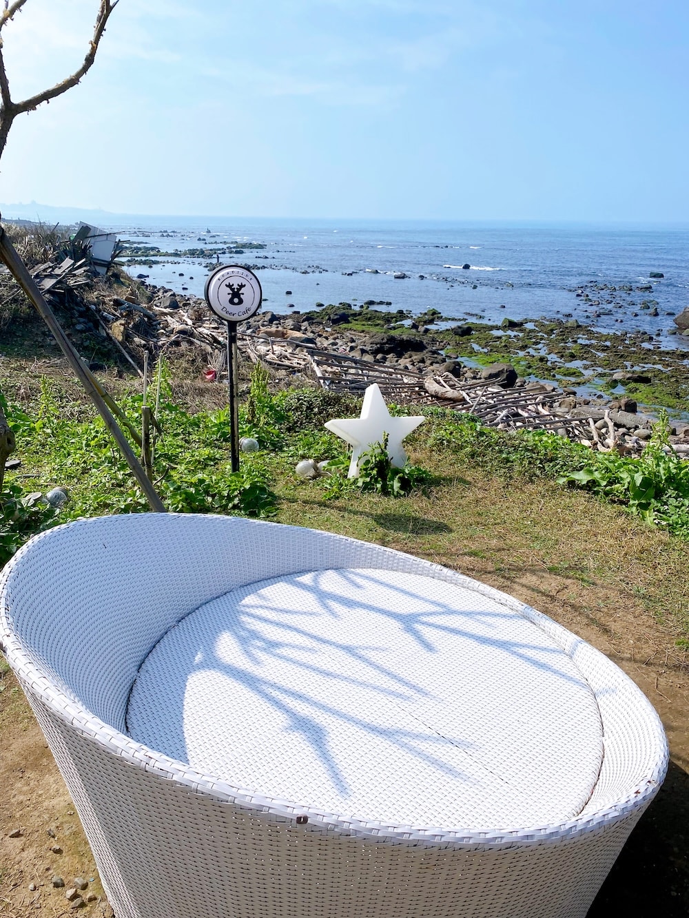 [新北] 鹿邊咖啡 Deer cafe｜離海最近的距離！白天的湛藍大海，入夜後的浪漫星空