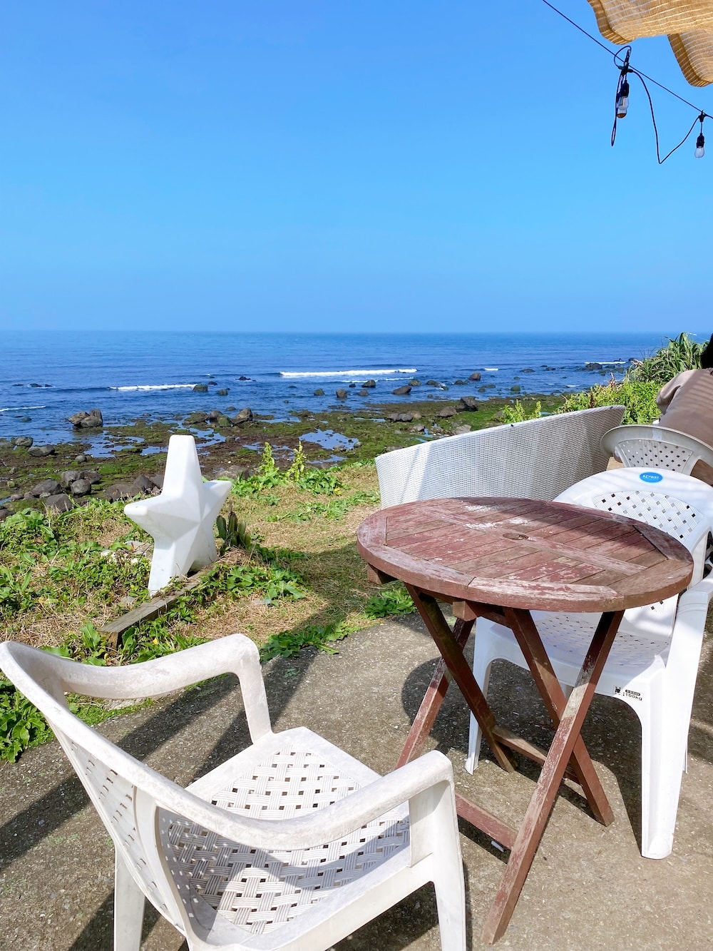 [新北] 鹿邊咖啡 Deer cafe｜離海最近的距離！白天的湛藍大海，入夜後的浪漫星空
