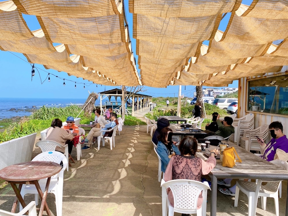 [新北] 鹿邊咖啡 Deer cafe｜離海最近的距離！白天的湛藍大海，入夜後的浪漫星空