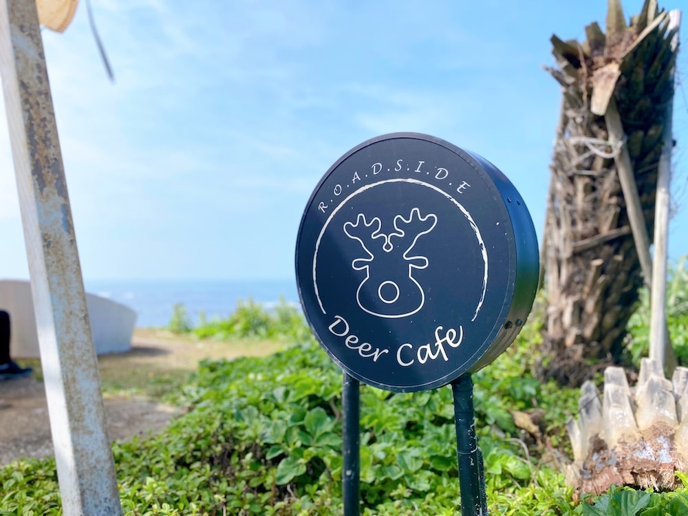 [新北] 鹿邊咖啡 Deer cafe｜離海最近的距離！白天的湛藍大海，入夜後的浪漫星空