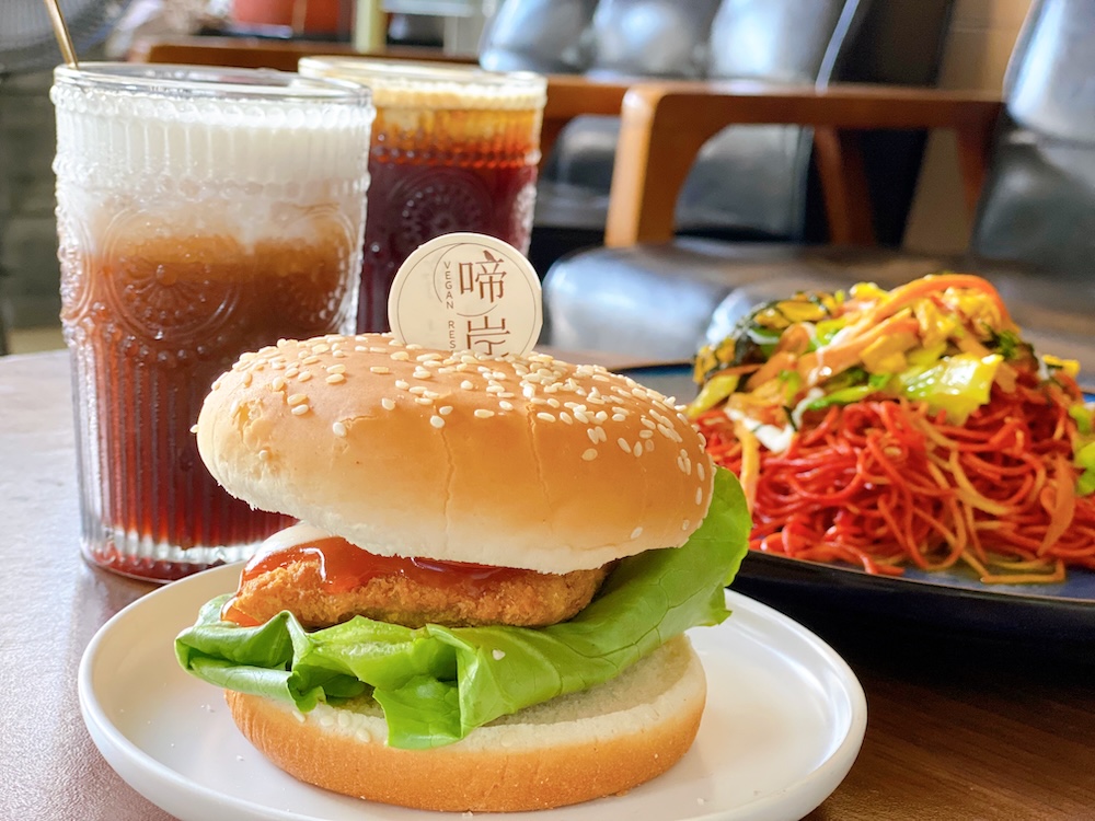 [台北] 啼岸 VeganResort｜台北最特別的純素空間，美食美髮店貓三合一