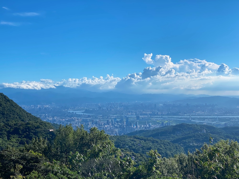 [台北] 竹子湖秘境咖啡廳｜山上聊 Whisper Hill Café｜靠窗座位的山景時光