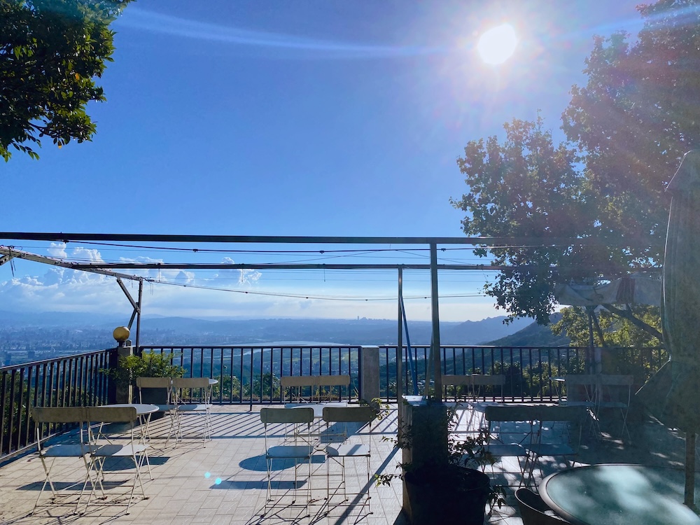 [台北] 竹子湖秘境咖啡廳｜山上聊 Whisper Hill Café｜靠窗座位的山景時光