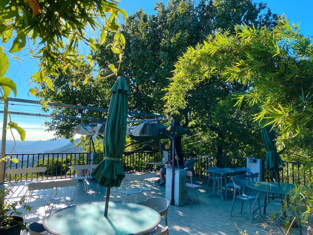[台北] 竹子湖秘境咖啡廳｜山上聊 Whisper Hill Café｜靠窗座位的山景時光