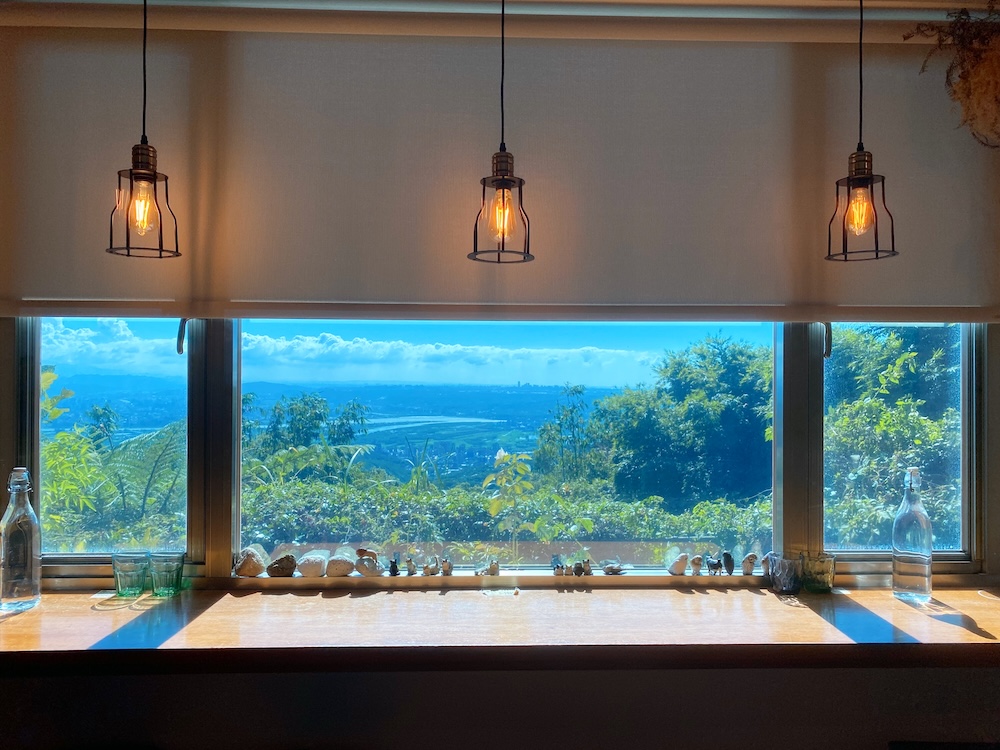 [台北] 竹子湖秘境咖啡廳｜山上聊 Whisper Hill Café｜靠窗座位的山景時光