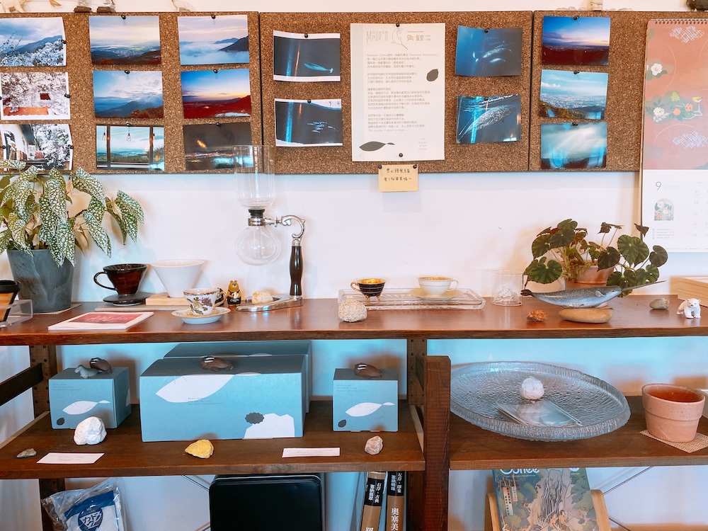 [台北] 竹子湖秘境咖啡廳｜山上聊 Whisper Hill Café｜靠窗座位的山景時光