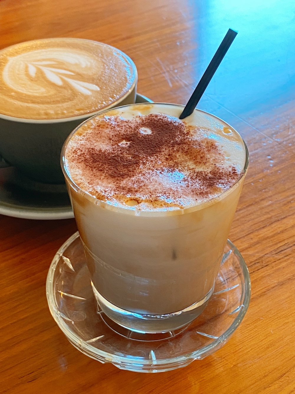 [台北] 竹子湖秘境咖啡廳｜山上聊 Whisper Hill Café｜靠窗座位的山景時光