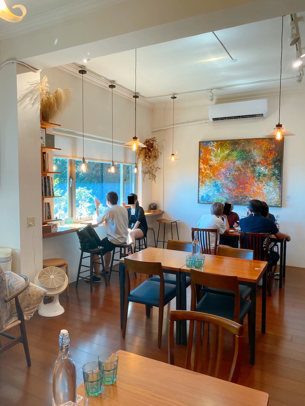 [台北] 竹子湖秘境咖啡廳｜山上聊 Whisper Hill Café｜靠窗座位的山景時光
