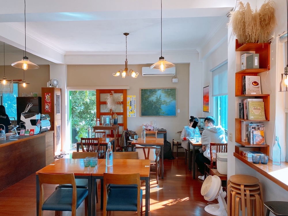 [台北] 竹子湖秘境咖啡廳｜山上聊 Whisper Hill Café｜靠窗座位的山景時光