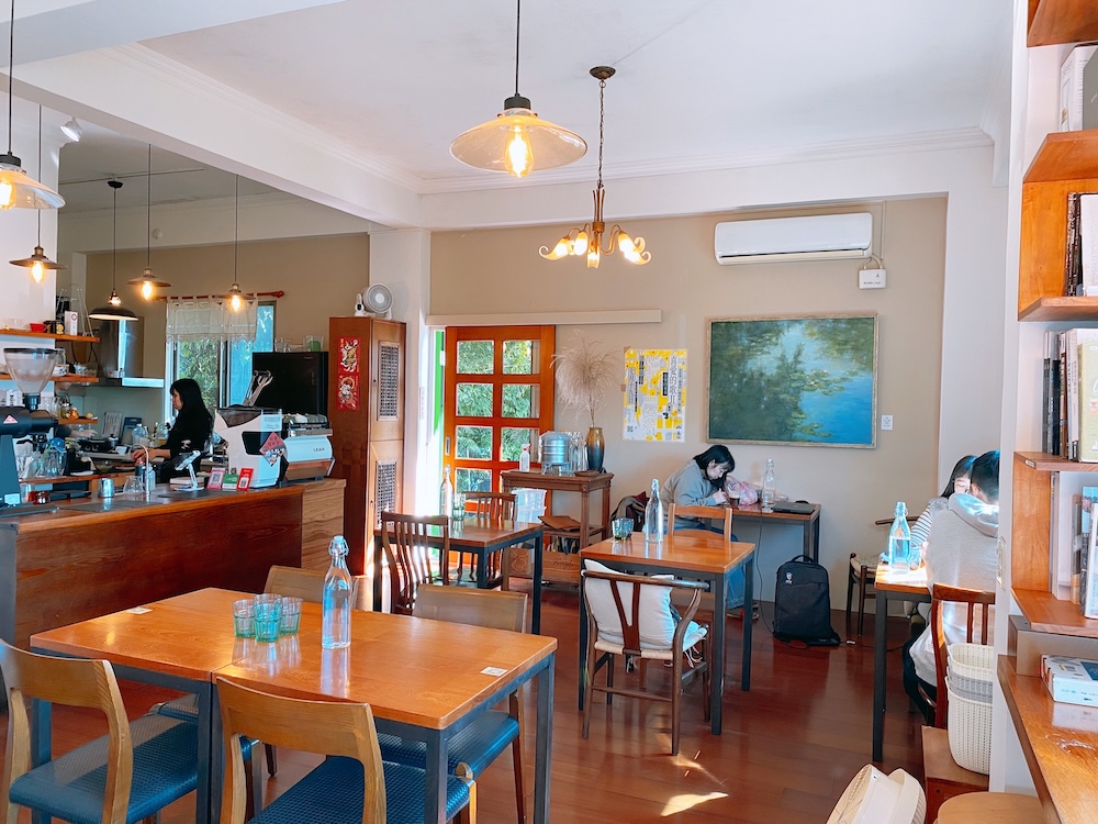 [台北] 竹子湖秘境咖啡廳｜山上聊 Whisper Hill Café｜靠窗座位的山景時光