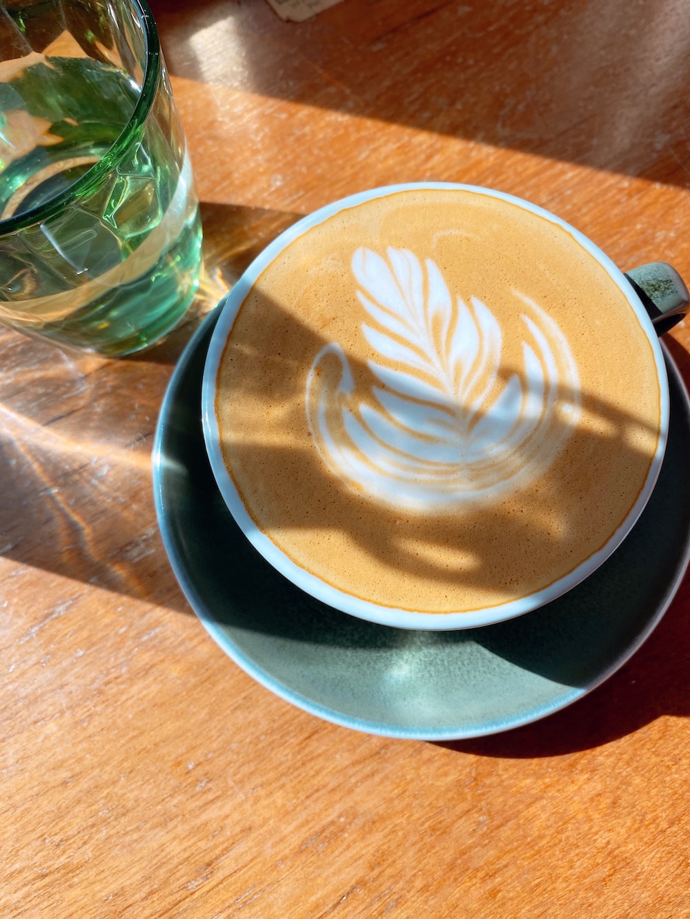 [台北] 竹子湖秘境咖啡廳｜山上聊 Whisper Hill Café｜靠窗座位的山景時光