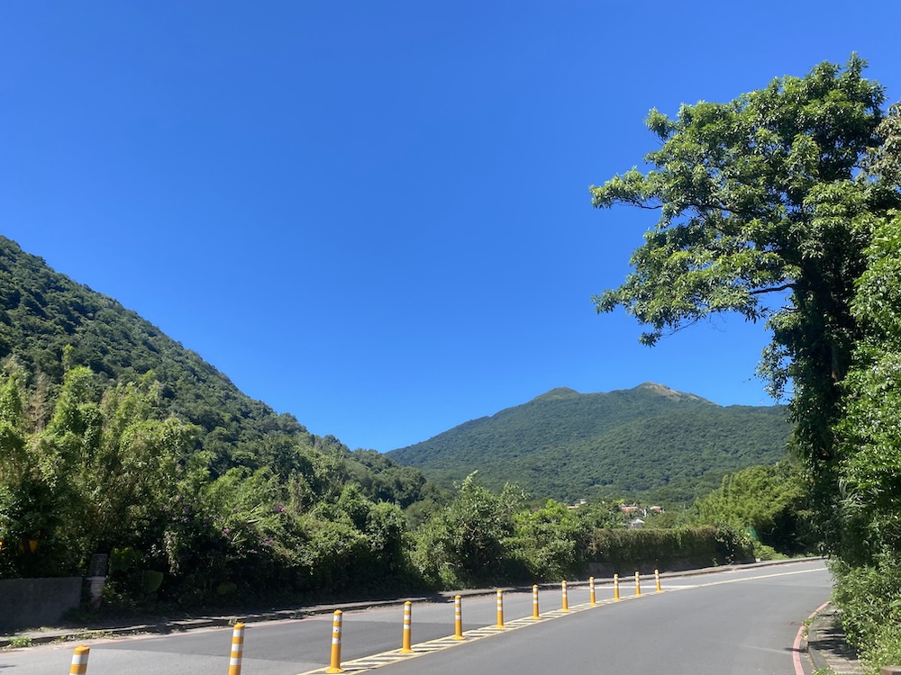 [台北] 竹子湖秘境咖啡廳｜山上聊 Whisper Hill Café｜靠窗座位的山景時光