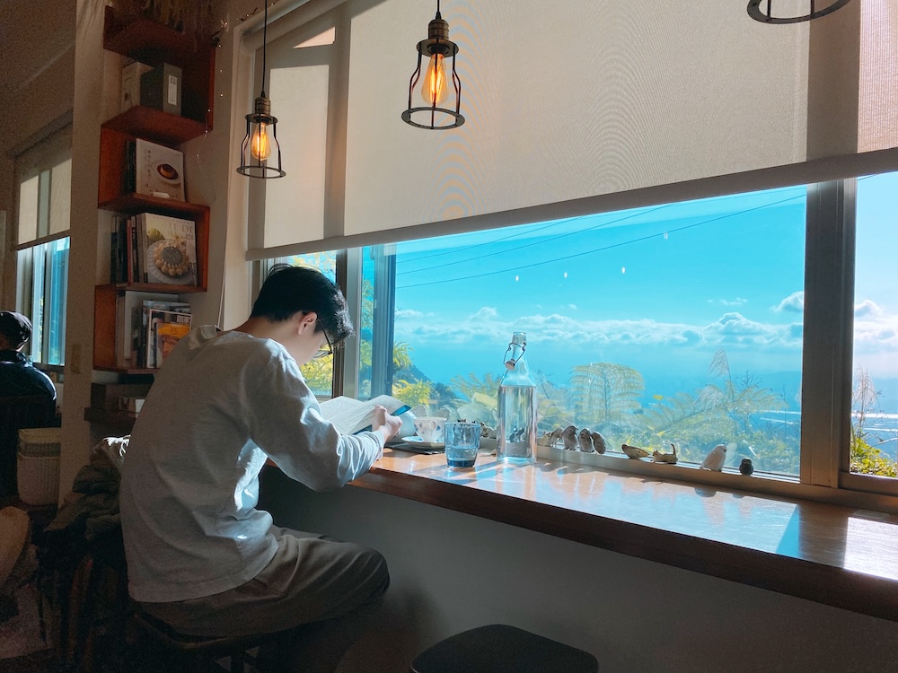 [台北] 竹子湖秘境咖啡廳｜山上聊 Whisper Hill Café｜靠窗座位的山景時光