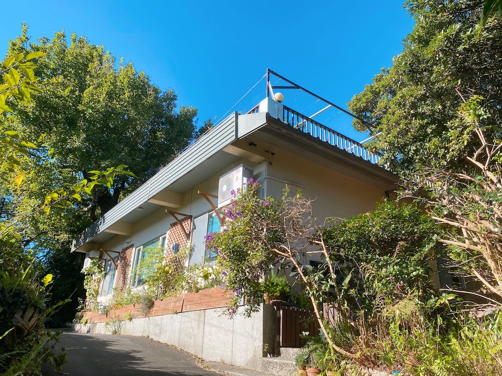 [台北] 竹子湖秘境咖啡廳｜山上聊 Whisper Hill Café｜靠窗座位的山景時光