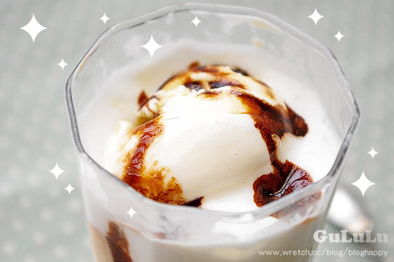 露露日常料理 ▌夏天就是要吃冰！巧克力醬香草奶昔冰淇淋球
