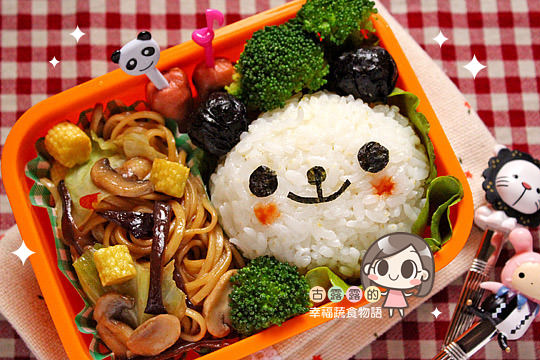 【造型便當日記】蔬食便當裝可愛 ♥ 熊貓炒麵便當